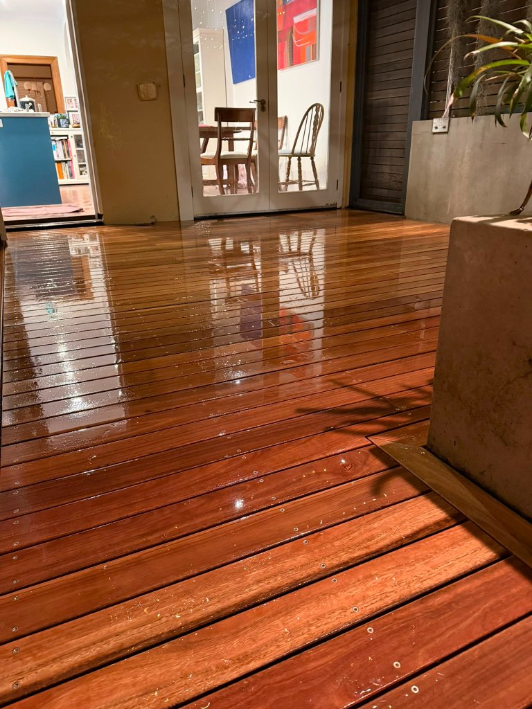 Split-level Spotted Gum deck connecting to indoor kitchen and dining area