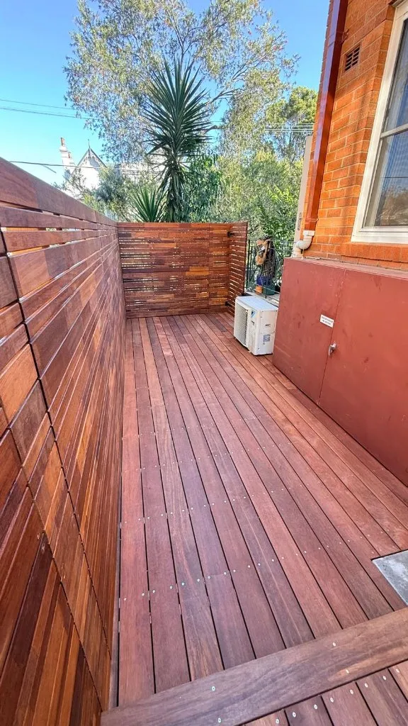 Merbau hardwood deck and privacy screening installed in Petersham heritage terrace — 5 Star Decking